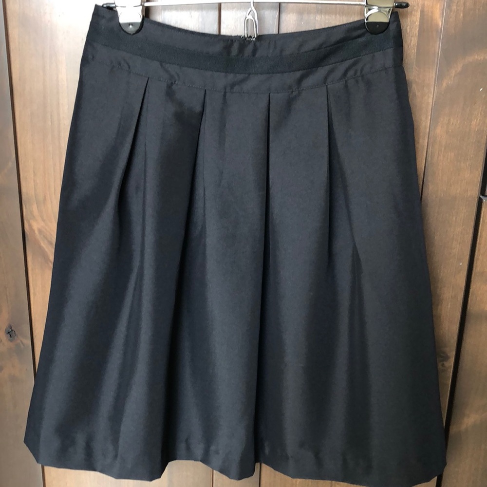 WHBM short pleated skirt size 2 -with pockets!